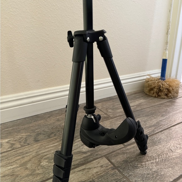 Manfrotto Compact Action Tripod with camera adapter - Picture 10 of 11